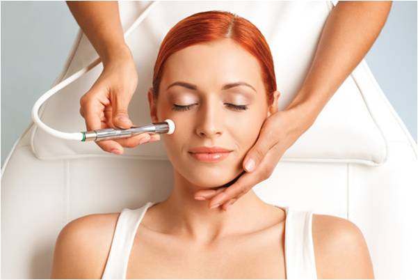 Instructor performing Microdermabrasion procedure