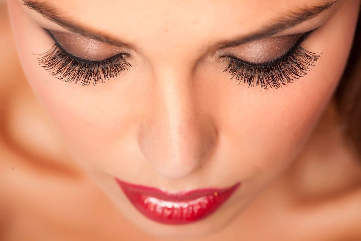 Eyelash extensions on eyes